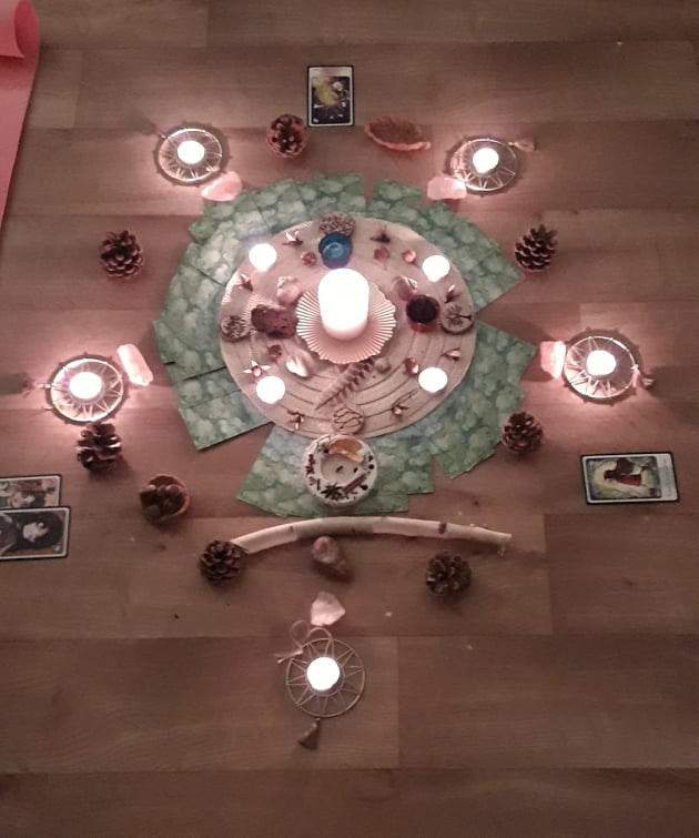 Photo autel pour 2ème cercle de femmes sur la lumière intérieure